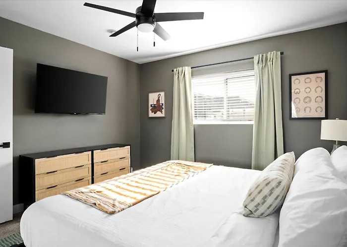 Basketball Court Heated Pool Mini Golf & Holiday home Glendale