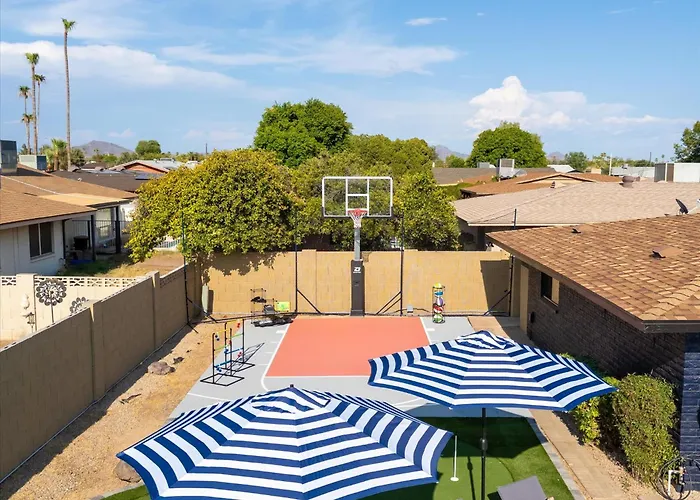 Basketball Court Heated Pool Mini Golf & Holiday home *
